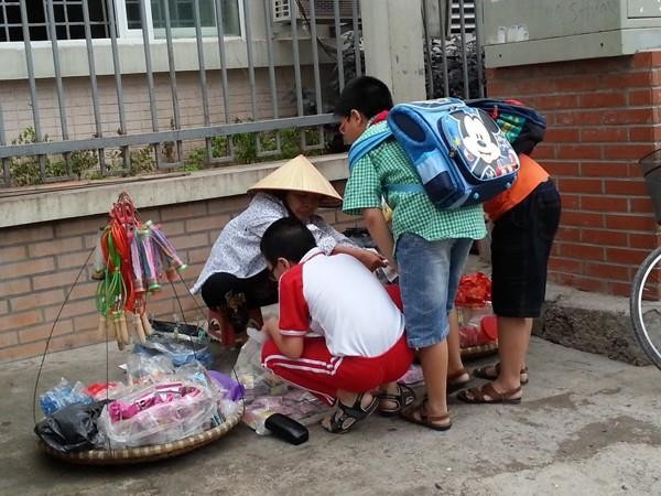 Cảnh giác người lạ và món quà lạ ảnh 2