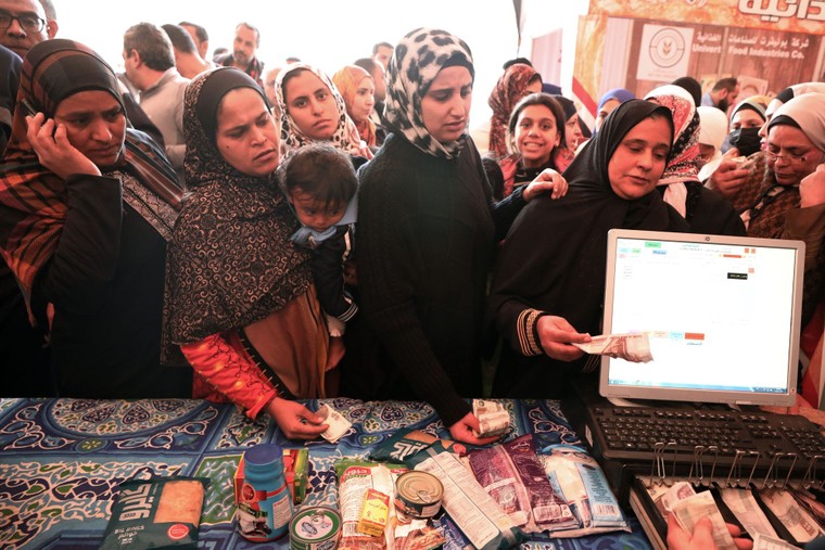 Lạm phát khiến người Ai Cập phải 'gõ cửa' các điểm ăn miễn phí ảnh 3