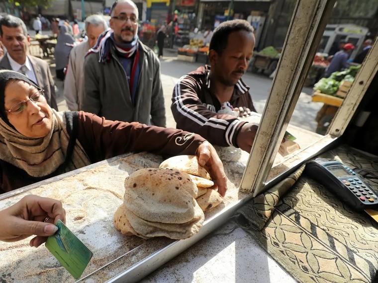 Lạm phát khiến người Ai Cập phải 'gõ cửa' các điểm ăn miễn phí ảnh 2