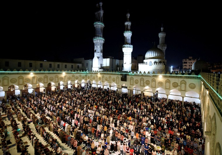 Lạm phát khiến người Ai Cập phải 'gõ cửa' các điểm ăn miễn phí ảnh 1