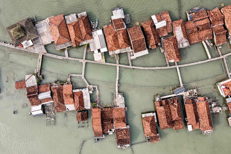 Biến đổi khí hậu đang “nhấn chìm” một ngôi làng ở Indonesia ảnh 3