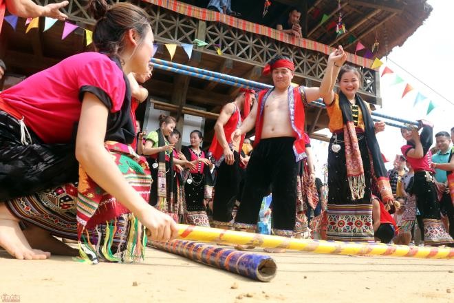 Xăng Khan - Độc đáo Lễ Hát múa dưới cây bông ảnh 1