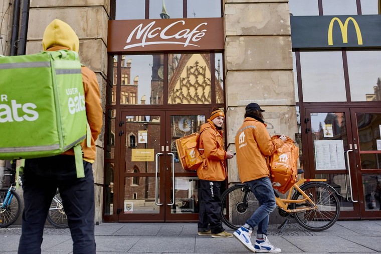 Một thị trường lao động 'bị nhiễm bệnh' ảnh 3