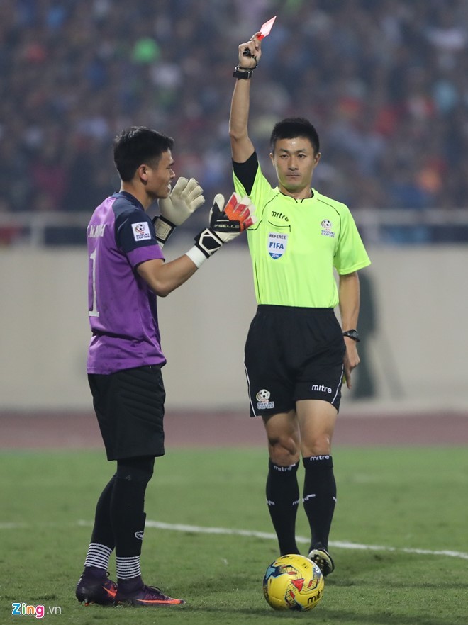 Nguyên Mạnh nhận thẻ đỏ do trả đũa đối thủ ảnh 1