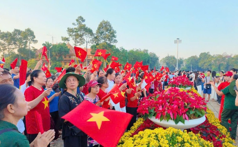 Trào dâng lòng yêu nước trong lễ chào cờ đặc biệt sáng 2/9 ảnh 2
