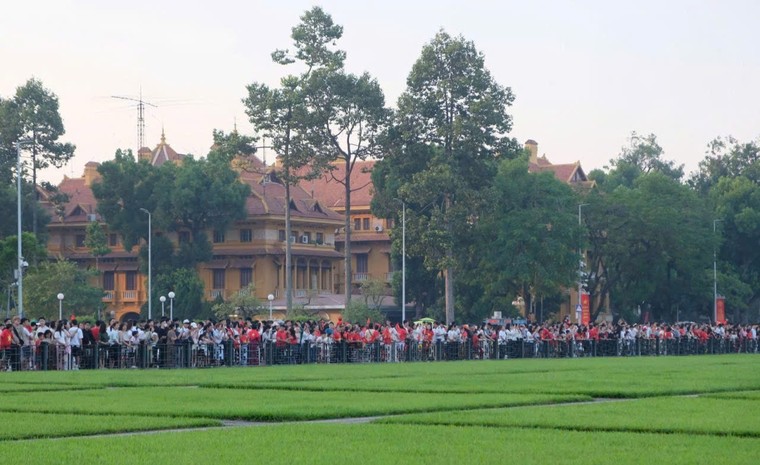 Trào dâng lòng yêu nước trong lễ chào cờ đặc biệt sáng 2/9 ảnh 1