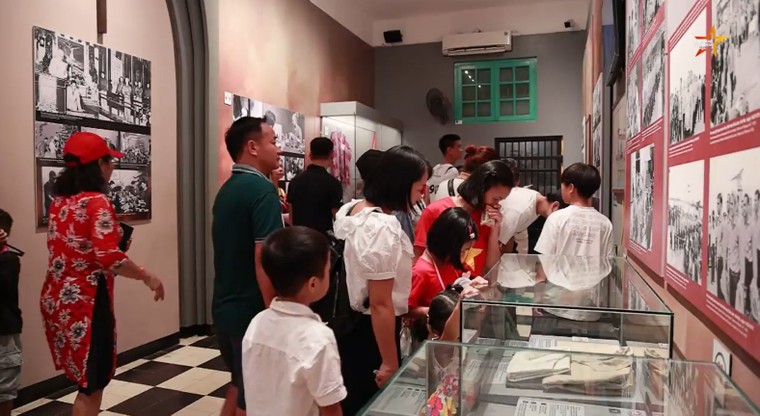 Ngày 2/9: Xếp hàng dài vào tham quan Nhà tù Hỏa lò ảnh 1