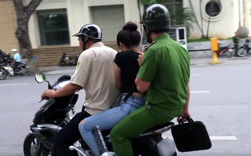 Hai “hot girl” bán tăm với giá cắt cổ bên hồ Gươm bị người dân vây giữ ảnh 2