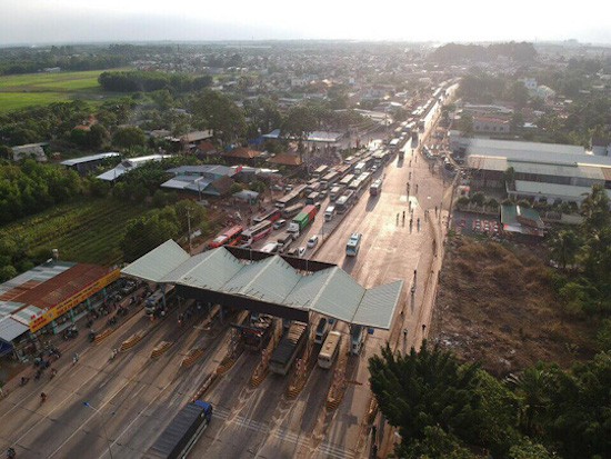  Thêm một trạm BOT phải “xả cửa” vì tài xế dùng tiền lẻ ảnh 1