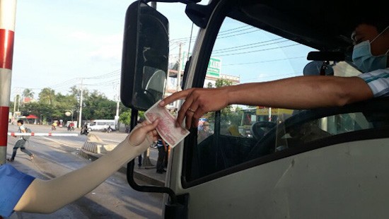  Thêm một trạm BOT phải “xả cửa” vì tài xế dùng tiền lẻ ảnh 2