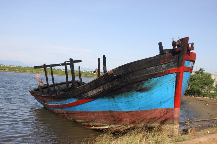 Hai tàu cá bốc cháy dữ dội sau tiếng nổ lớn ảnh 1