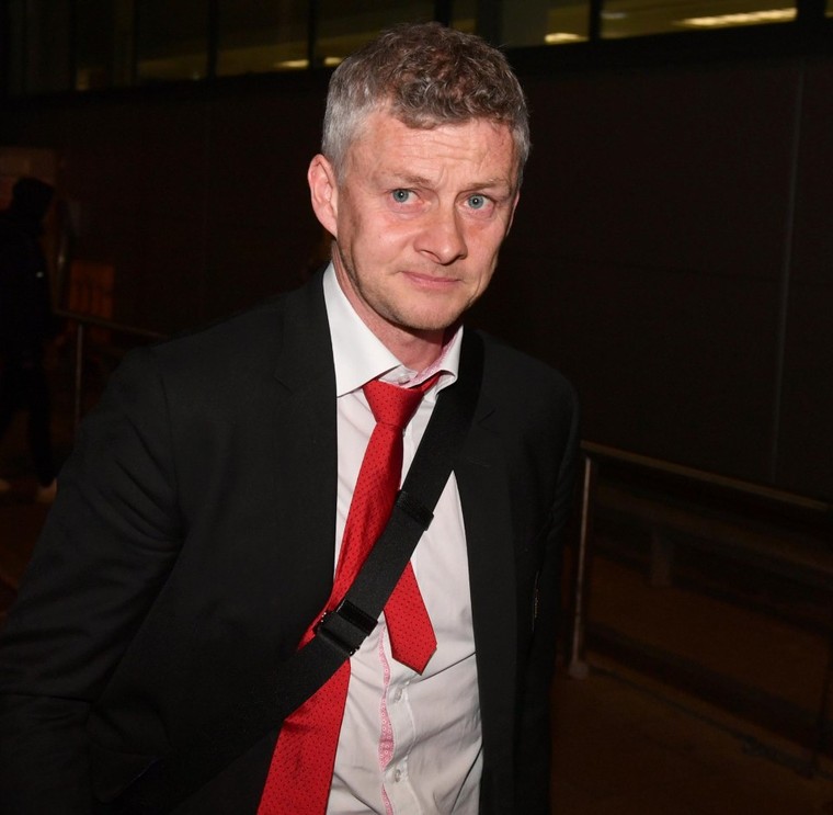 Chùm ảnh đoàn quân MU buồn bã trở về sau thất bại tại tứ kết Champion League ảnh 1