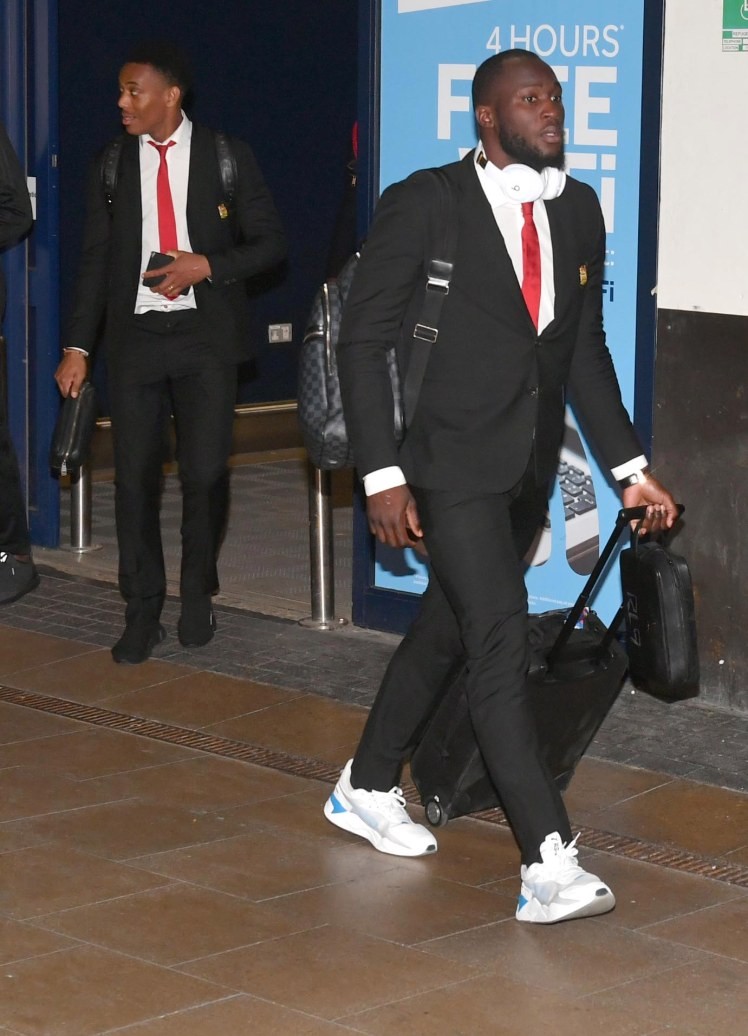 Chùm ảnh đoàn quân MU buồn bã trở về sau thất bại tại tứ kết Champion League ảnh 5