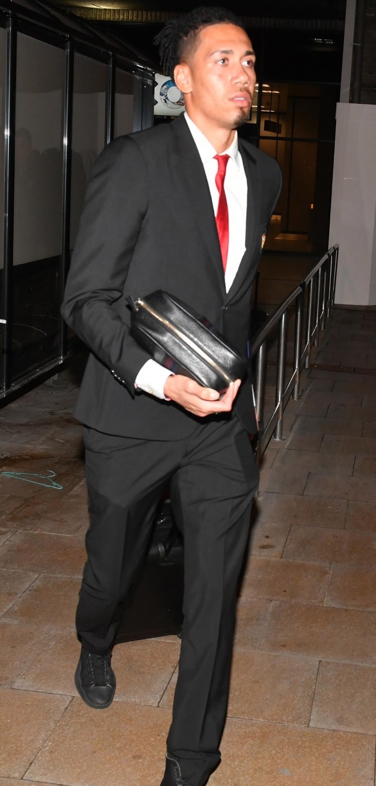 Chùm ảnh đoàn quân MU buồn bã trở về sau thất bại tại tứ kết Champion League ảnh 7