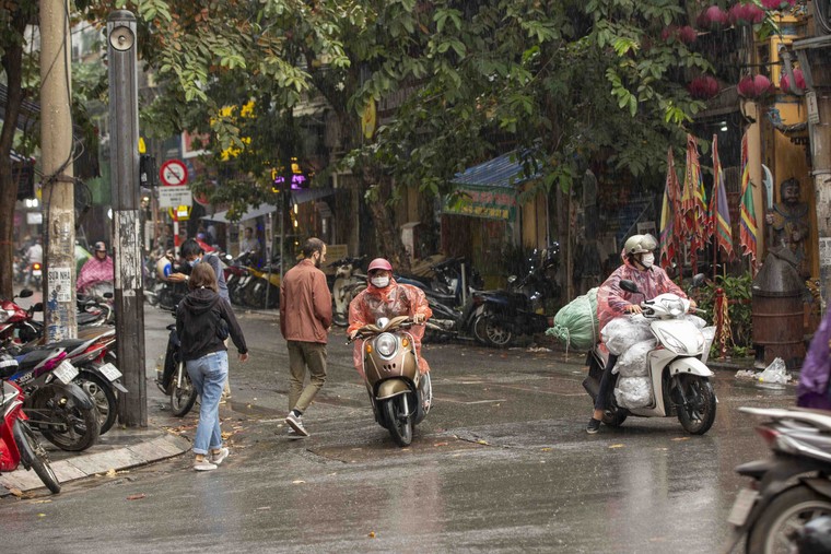 Hà Nội: Cuộc sống mưu sinh dưới mưa ảnh 1