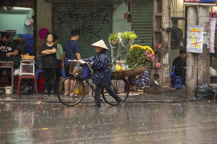 Hà Nội: Cuộc sống mưu sinh dưới mưa ảnh 4