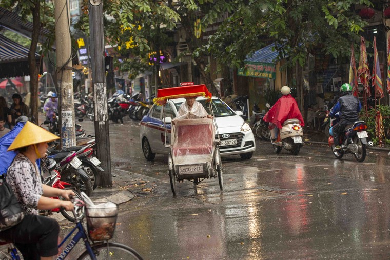 Hà Nội: Cuộc sống mưu sinh dưới mưa ảnh 3