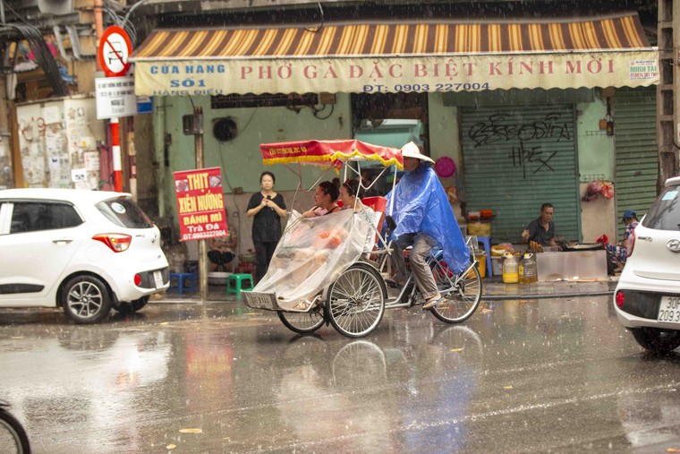 Hà Nội: Cuộc sống mưu sinh dưới mưa ảnh 7