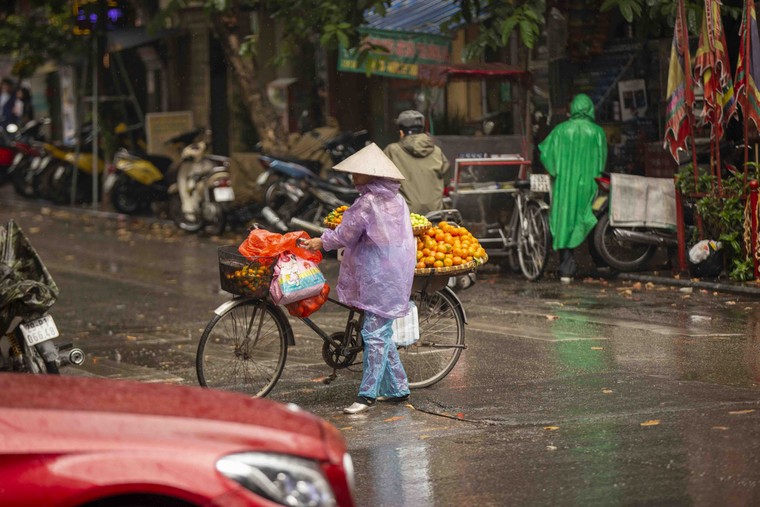 Hà Nội: Cuộc sống mưu sinh dưới mưa ảnh 5