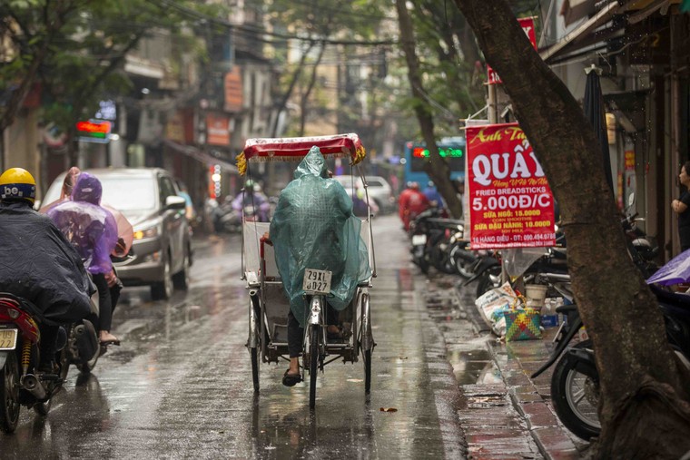 Hà Nội: Cuộc sống mưu sinh dưới mưa ảnh 8