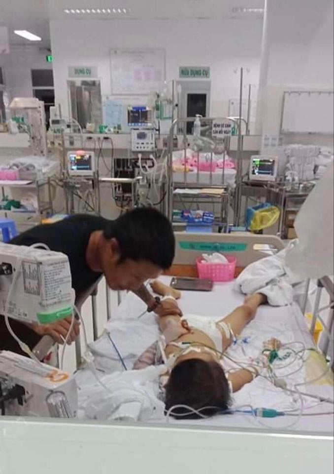 Bé 7 tuổi chết não sau ca mổ lấy đinh nẹp ở tay ảnh 1