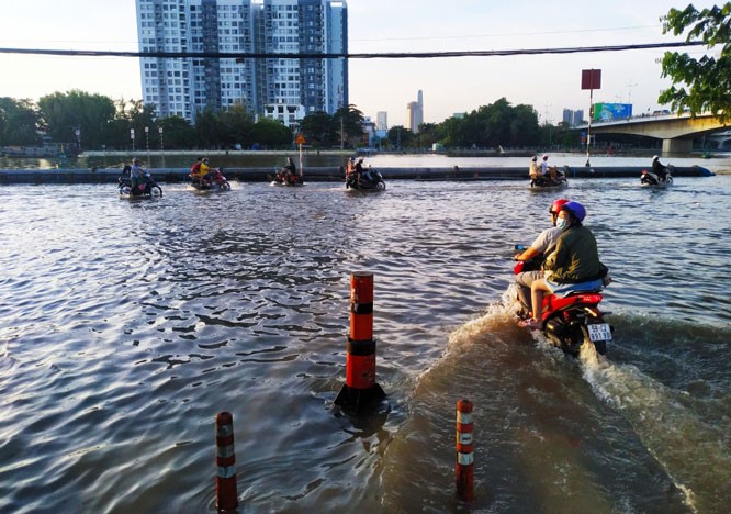 Triều cường đạt đỉnh gây ngập diện rộng tại thành phố Hồ Chí Minh ảnh 2