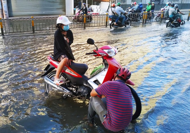 Triều cường đạt đỉnh gây ngập diện rộng tại thành phố Hồ Chí Minh ảnh 4