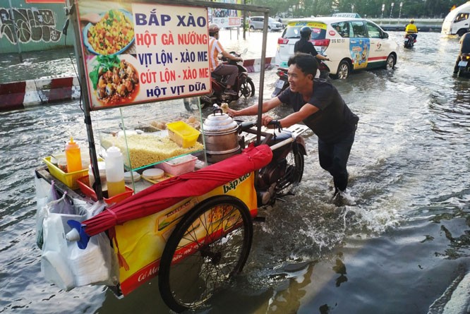 Triều cường đạt đỉnh gây ngập diện rộng tại thành phố Hồ Chí Minh ảnh 1