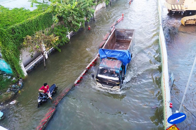 Triều cường đạt đỉnh gây ngập diện rộng tại thành phố Hồ Chí Minh ảnh 5