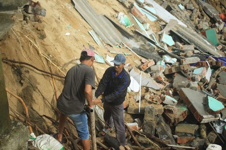 Quảng Ngãi: Triều cường giật sập nhà, người dân khẩn cấp di dời trong đêm ảnh 1