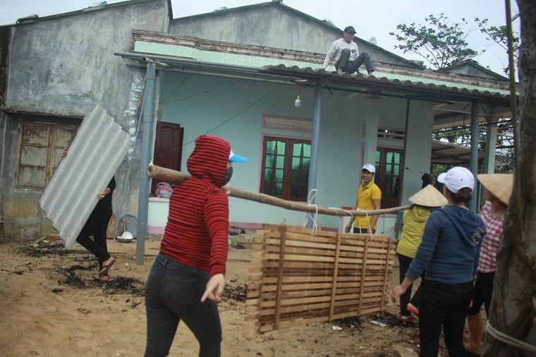 Quảng Ngãi: Triều cường giật sập nhà, người dân khẩn cấp di dời trong đêm ảnh 3