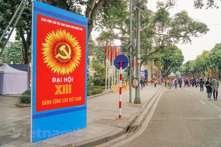 [Photo] Phố phường Thủ đô trang hoàng chào mừng Đại hội Đảng XIII ảnh 9