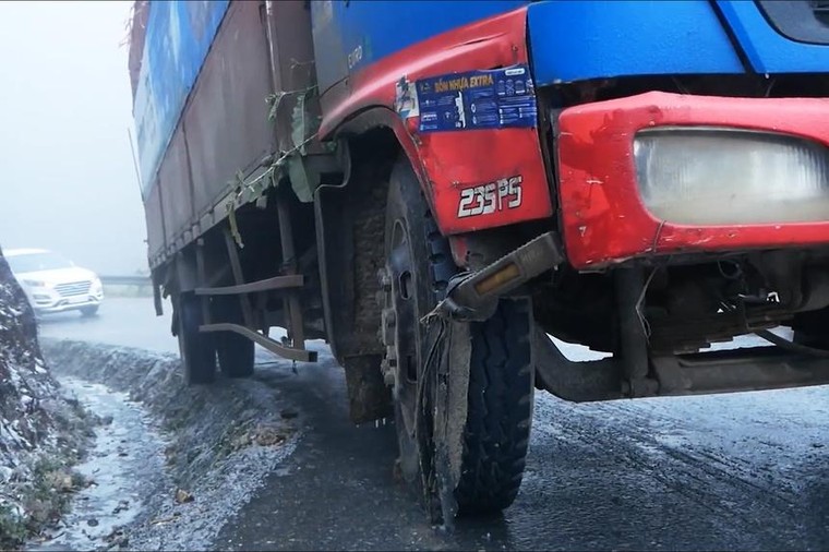 Cấm ôtô lên đèo Ô Quy Hồ ngắm tuyết ảnh 1