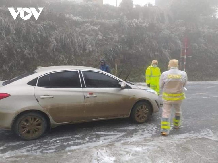Người tham gia giao thông cẩn trọng khi di chuyển trong sương mù, thời tiết xấu ảnh 1