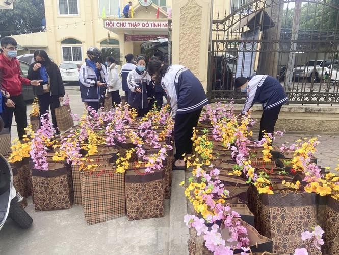 Học sinh Nghệ An mang hương vị tết đến với bệnh nhân nghèo ảnh 10