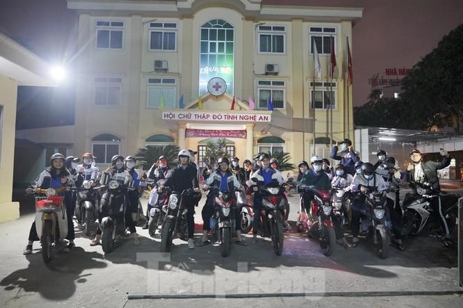 Học sinh Nghệ An mang hương vị tết đến với bệnh nhân nghèo ảnh 12