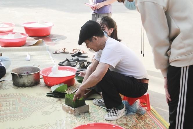 Học sinh Nghệ An mang hương vị tết đến với bệnh nhân nghèo ảnh 4