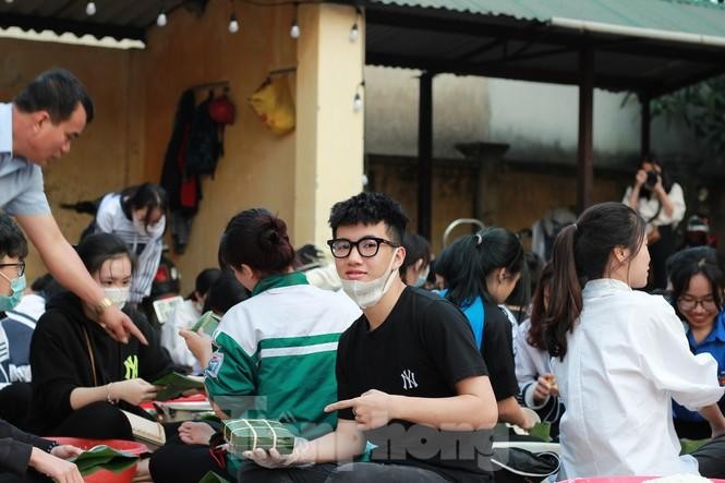 Học sinh Nghệ An mang hương vị tết đến với bệnh nhân nghèo ảnh 7