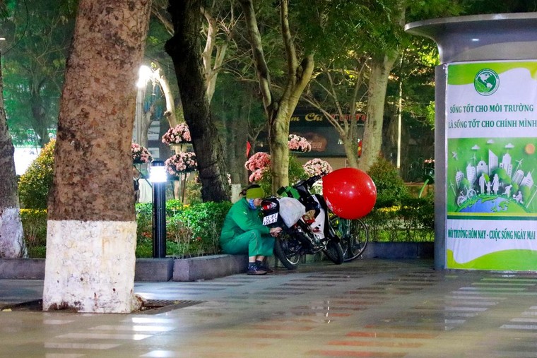 Công nhân môi trường làm viêc xuyên đêm giao thừa ảnh 9