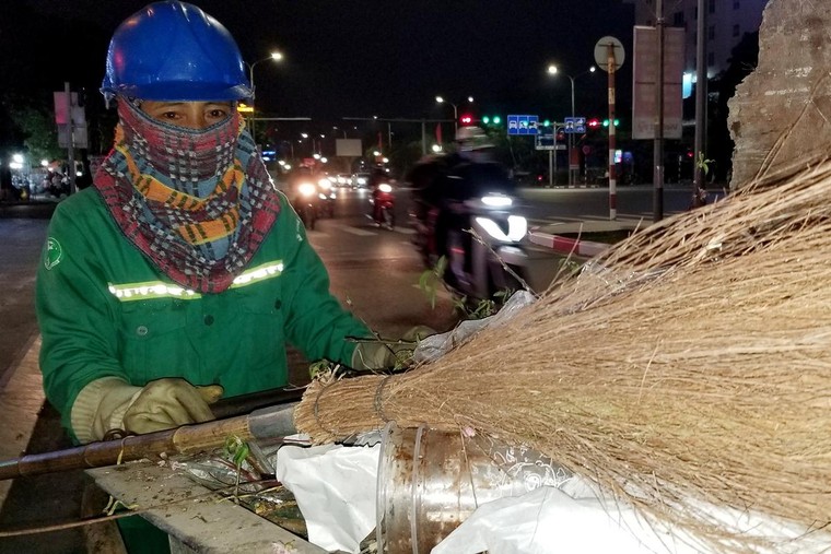 Công nhân môi trường làm viêc xuyên đêm giao thừa ảnh 2
