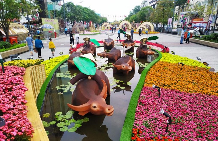 Độc đáo hình tượng trâu Tết Tân Sửu tại thành phố Hồ Chí Minh ảnh 2
