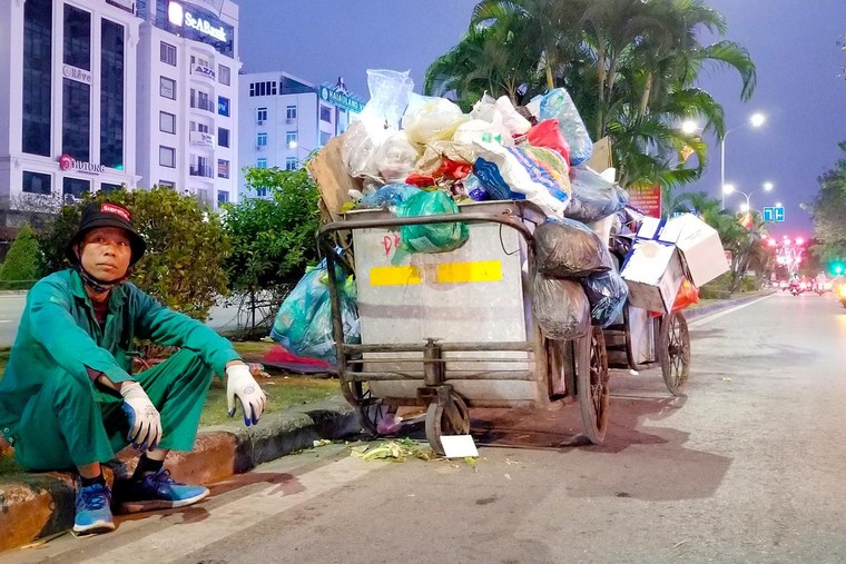 Công nhân môi trường làm viêc xuyên đêm giao thừa ảnh 5