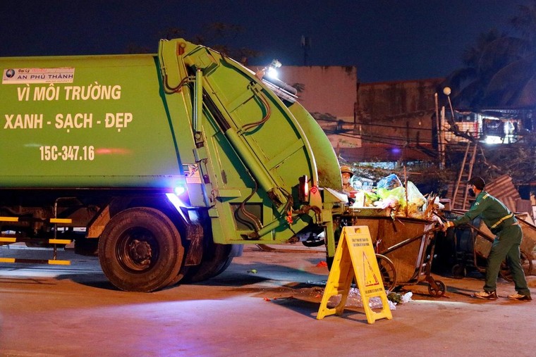 Công nhân môi trường làm viêc xuyên đêm giao thừa ảnh 6