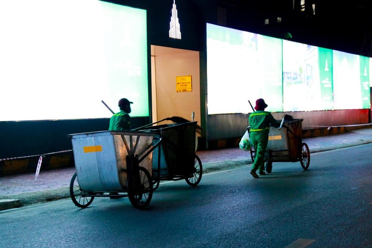 Công nhân môi trường làm viêc xuyên đêm giao thừa ảnh 7