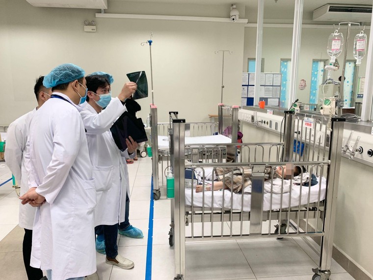 Bé bị ngã từ tầng 12 chung cư dự kiến xuất viện vào sáng mai ảnh 1