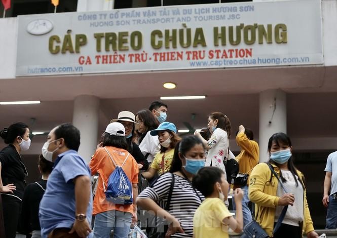 Chùa Hương đón hơn 2 vạn khách trẩy hội sau khi mở cửa ảnh 1