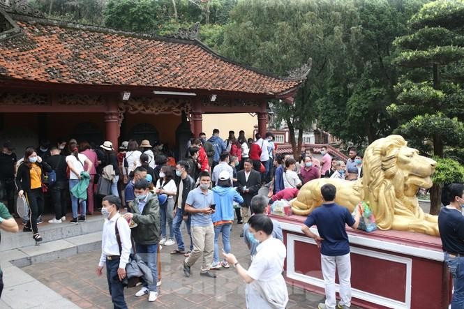 Chùa Hương đón hơn 2 vạn khách trẩy hội sau khi mở cửa ảnh 2