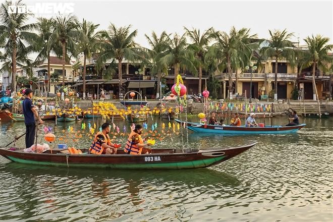 Hội An lại đón hàng ngàn lượt du khách mỗi ngày ảnh 1