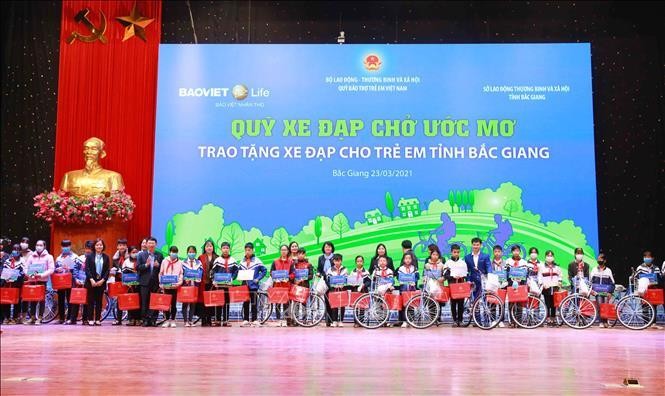 Phó Chủ tịch nước Đặng Thị Ngọc Thịnh thăm và tặng quà trẻ em tại Bắc Giang ảnh 1