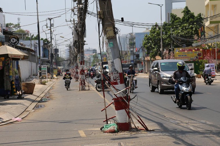 TP.HCM: Chưa thể di dời 80 cột điện nằm giữa lòng đường ảnh 1
